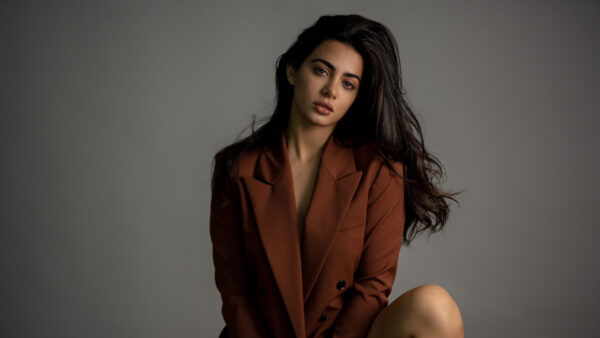 Wallpaper Toubia, Emeraude, Actress, Sitting, Background, Grey, Brown, Dress, Wearing, Girls