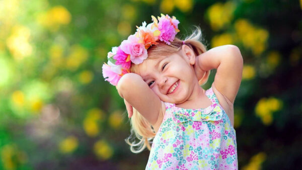 Wallpaper Blur, Dress, Yellow, Smiley, Flowers, Wearing, Cute, Standing, Child, Printed, Background, Girl