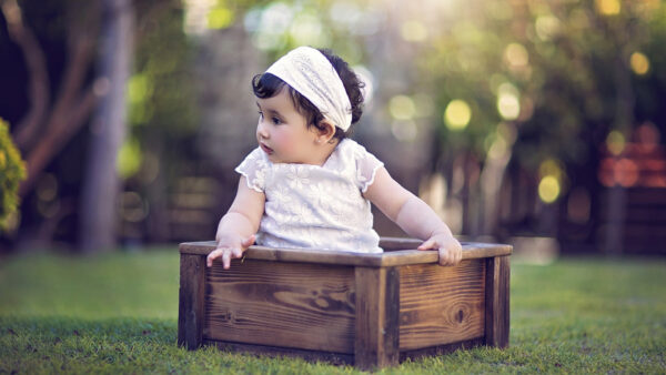 Wallpaper Sitting, Wearing, Box, Blur, Girl, White, Bokeh, Inside, Dress, Background, Baby, Cute, Wooden