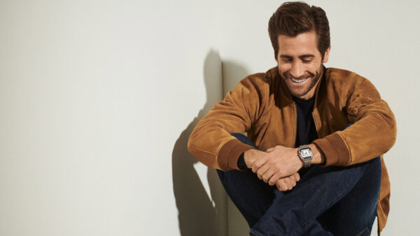 Wallpaper Celebrities, Desktop, Wearing, Looking, Jeans, Smiley, Jacket, Down, Jake, Sitting, Gyllenhaal, Floor, Brown, And