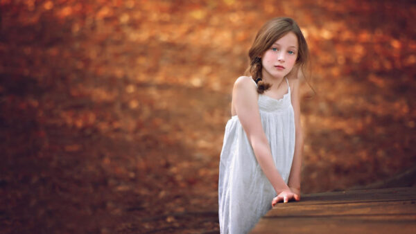 Wallpaper Wearing, Dress, Dry, Background, Girl, Sad, Leaves, Little, Looking, Blur, White